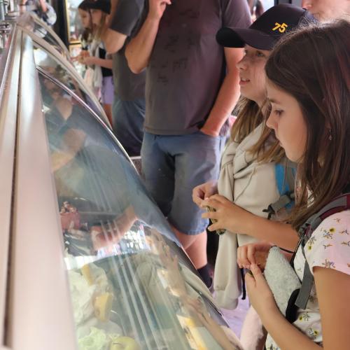 2 Mädchen kaufen Eis