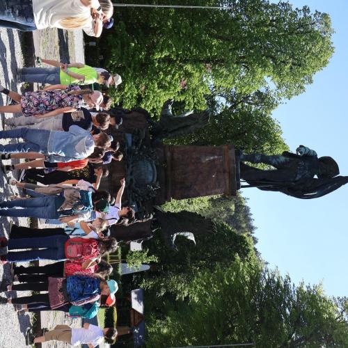 Kinder vor Denkmal