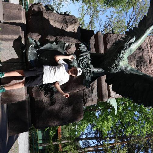 Kind vor Denkmal