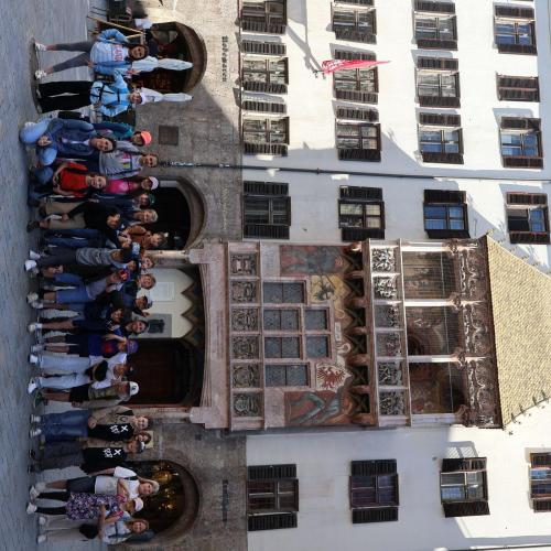 Kindergruppe vor goldenem Dachl