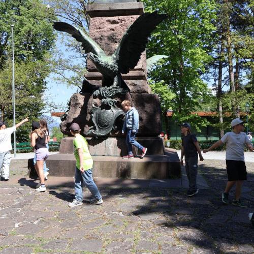 Kinder vor Denkmal