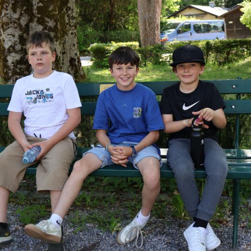 3 Buben sitzen auf Bank