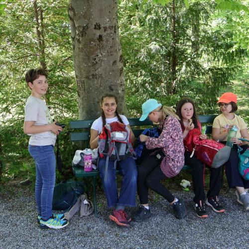 Kinder sitzen auf Bank