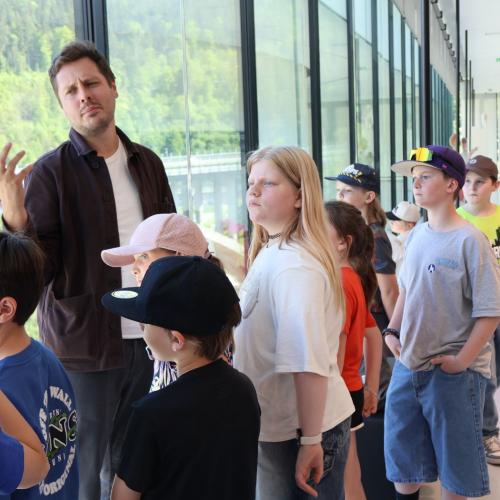 Kindergruppe und Führer