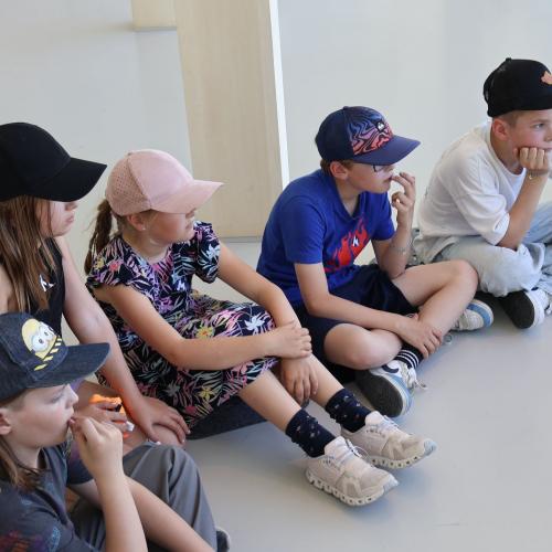 Kinder sitzen auf dem Boden