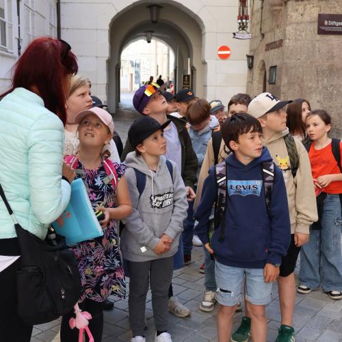 Kindergruppe und Führerin