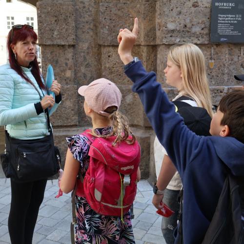 Kindergruppe und Führerin