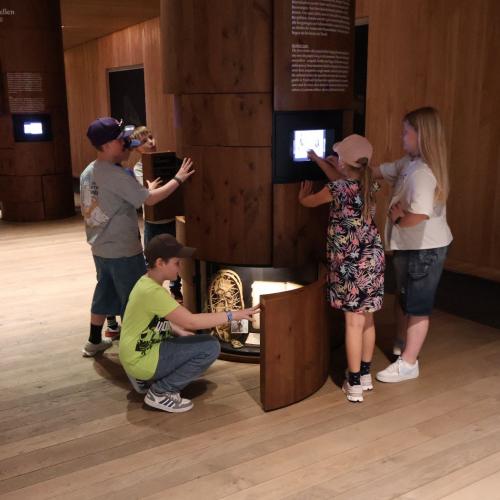 Kinder im Museum