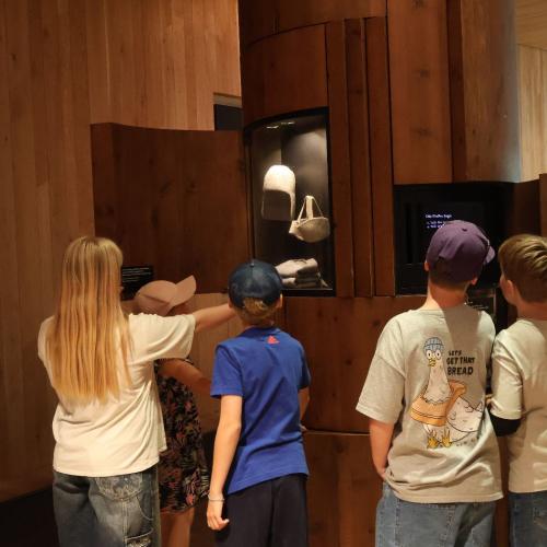 Kinder im Museum