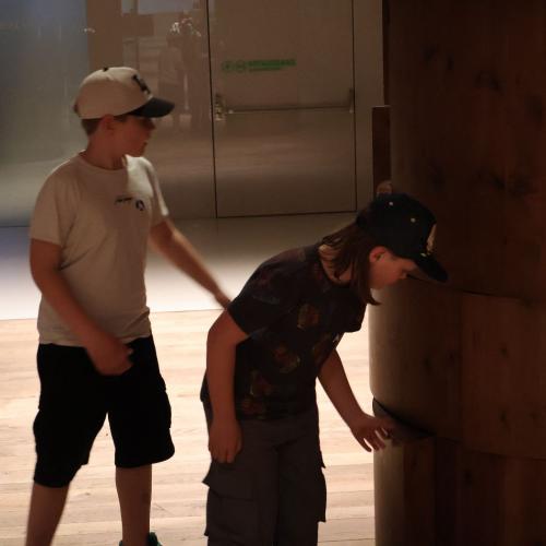 Kinder im Museum