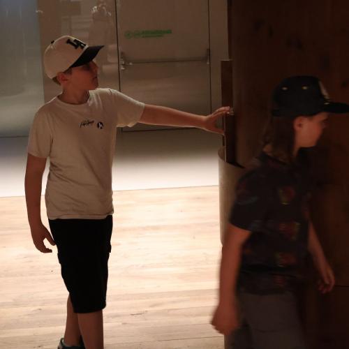 Kinder im Museum