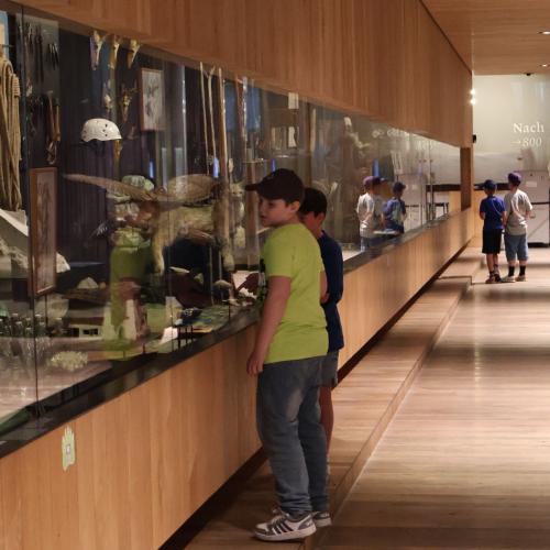 Kinder im Museum