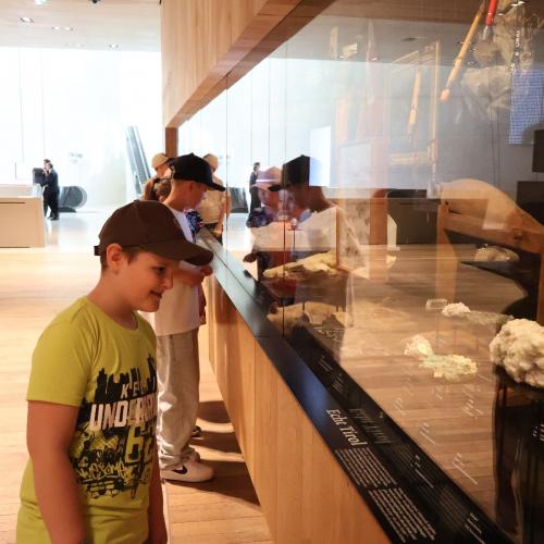 Kinder im Museum