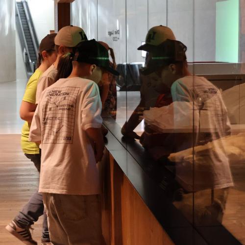 Kinder im Museum