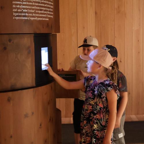 Kinder im Museum