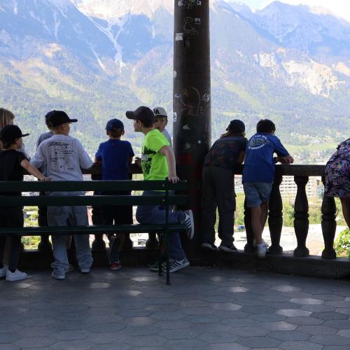 Kinder auf Aussichtsplattform