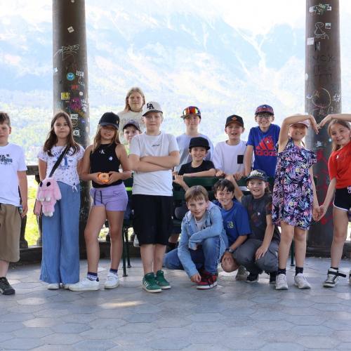Kinder auf Aussichtsplattform