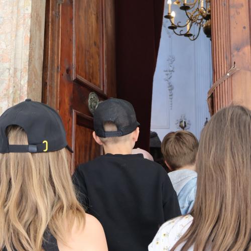 Kinder gehen durch eine Tür