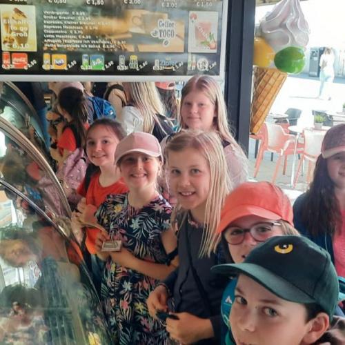 Kinder vor Eisdiele
