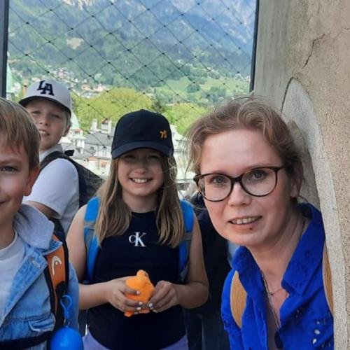 Kinder auf Aussichtsturm