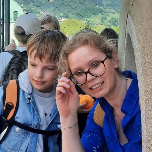 Frau und Kind auf Aussichtsturm
