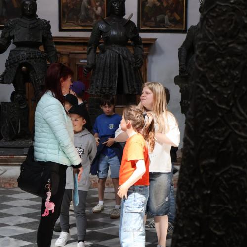 Kindergruppe und Führerin