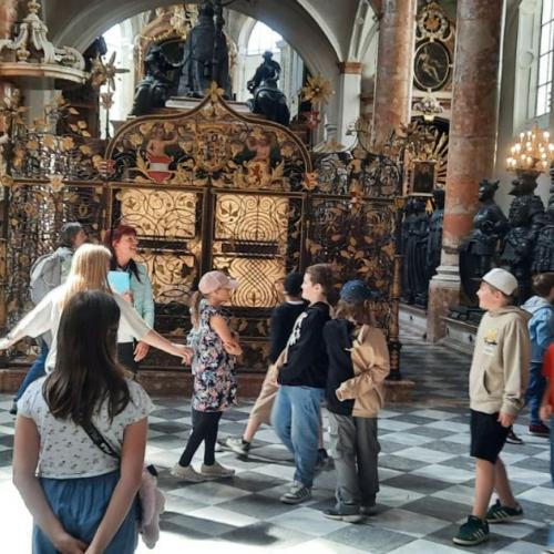 Kinder in Kirche