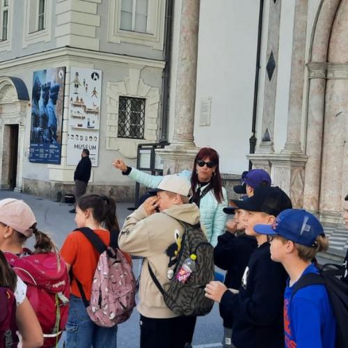 Kindergruppe vor Kirche