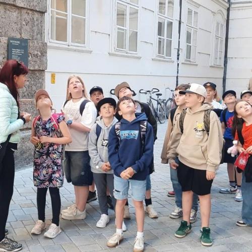 Kindergruppe mit Führerin