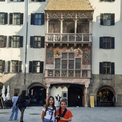 2 Mädchen vor Goldenem Dachl