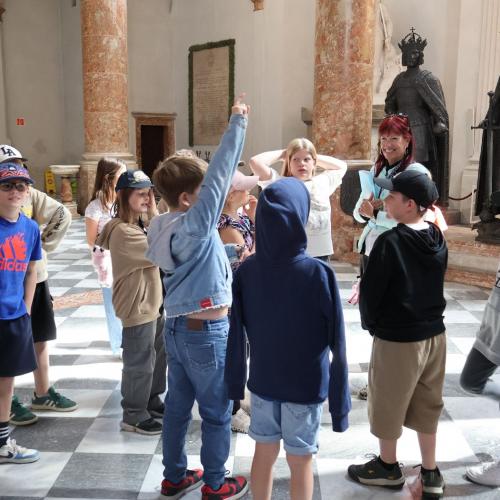 Kindergruppe und Führerin