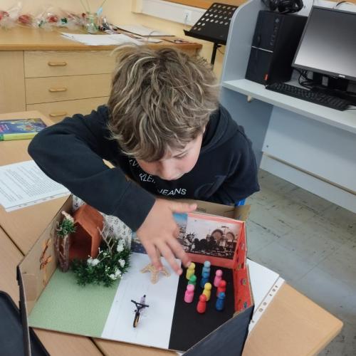 Bub mit Bastelarbeit