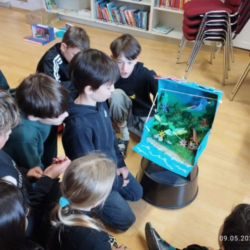 Kinder mit Bastelarbeit