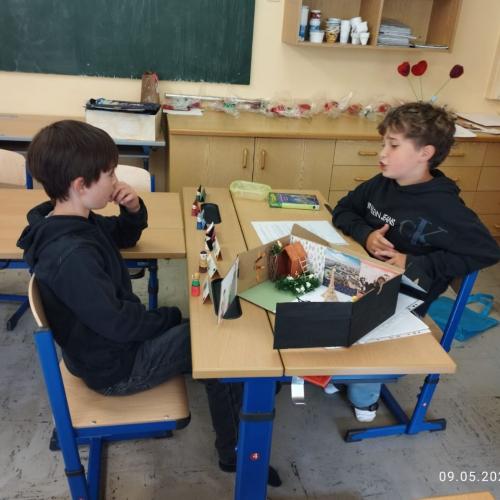 zwei Buben mit Bastelarbeit