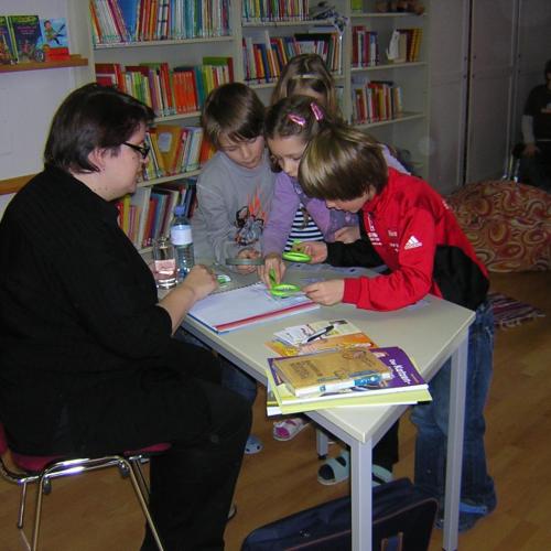 Frau und Kinder an Tisch