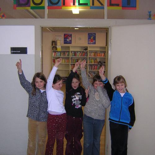 Kinder zeigen auf Schild