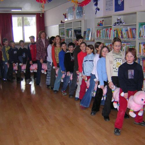 Kinder auf riesiger Stoffraupe