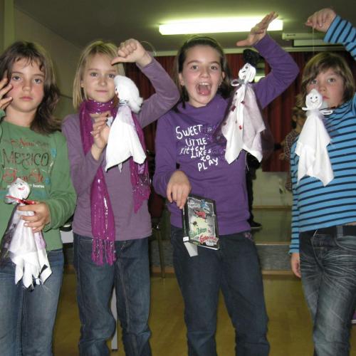 Kinder mit gebastelten kleinen Geistern