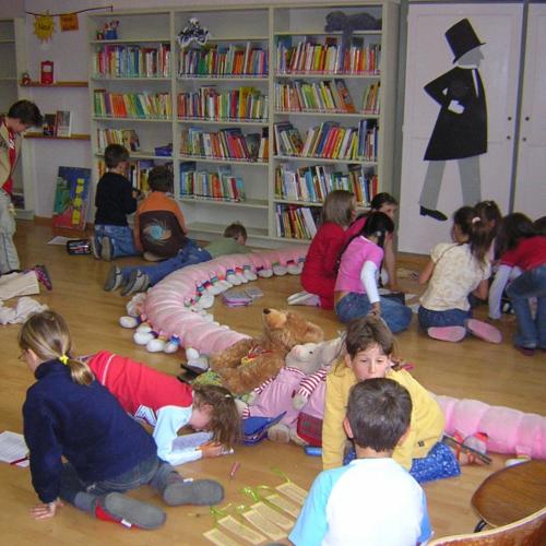 Kinder in Bücherei