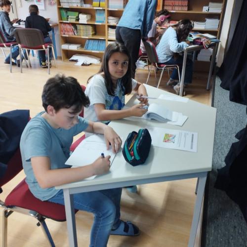 2 Kinder sitzen an Tisch