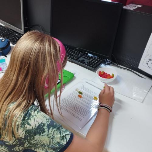 Mädchen an Computer
