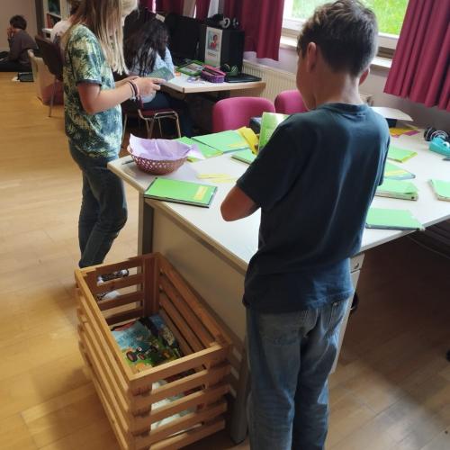 Kinder an Tisch