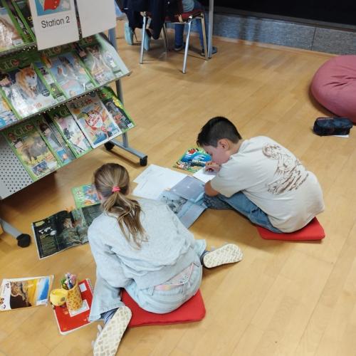 zwei Kinder sitzen auf dem Boden