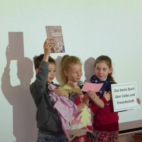 Kinder vor Leinwand