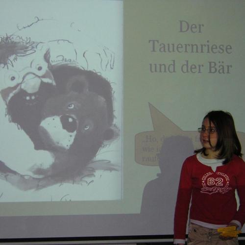 Mädchen vor auf eine Leinwand projizierten Bild