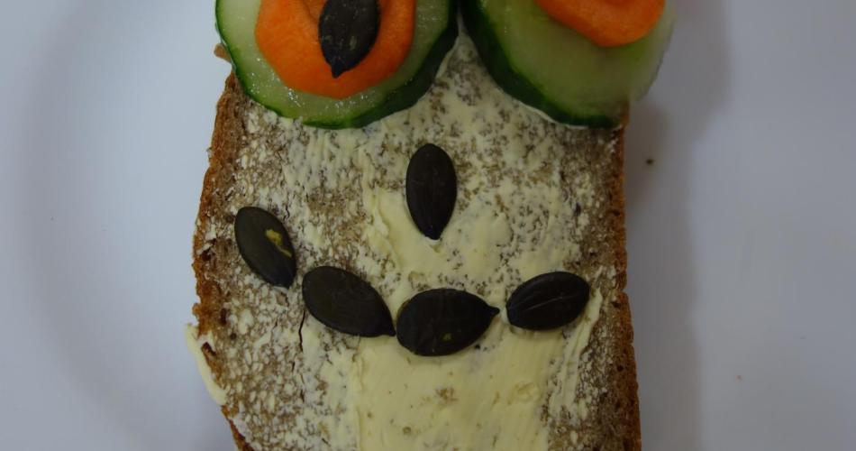 Lustiges Gesicht auf Brot