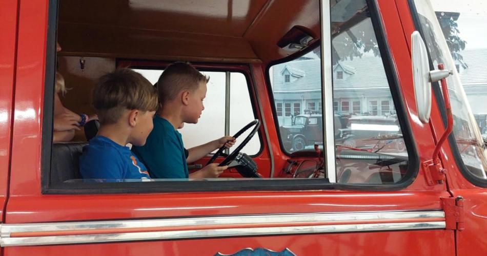 Kinder sitzen in Feuerwehrauto