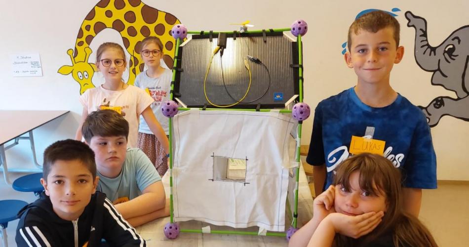 Kinder mit selbst gebasteltem Solarhaus