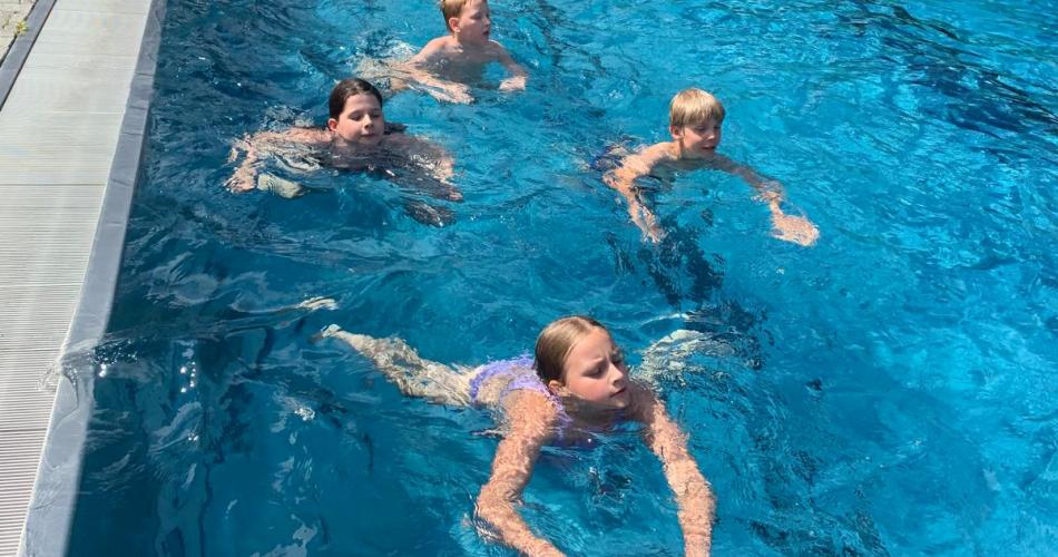 Kinder schwimmen