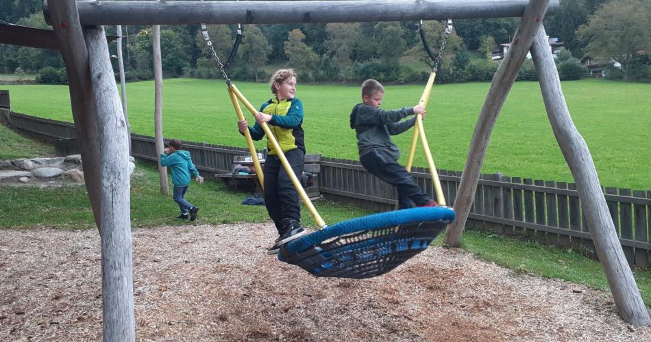 2 Buben auf großer Schaukel